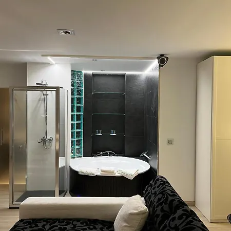 Apartment Black And White Suitte 