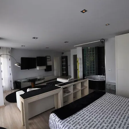 Black And White Suitte 