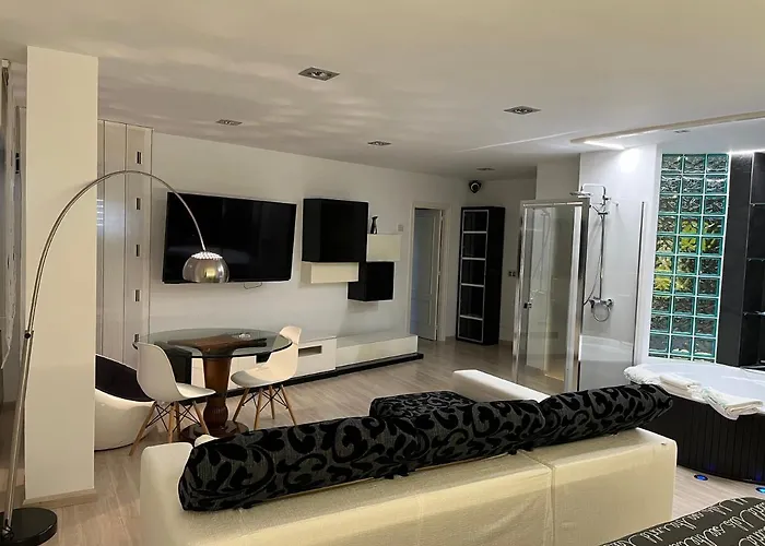 Black And White Suitte 