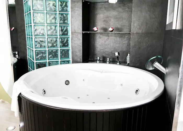 Black And White Suitte 