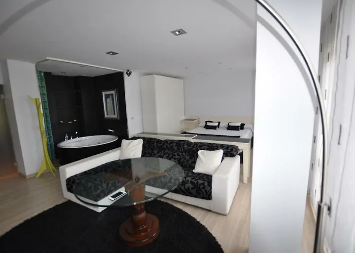 Black And White Suitte 