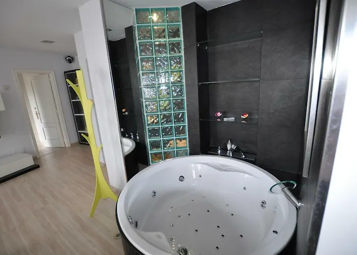 Black And White Suitte 