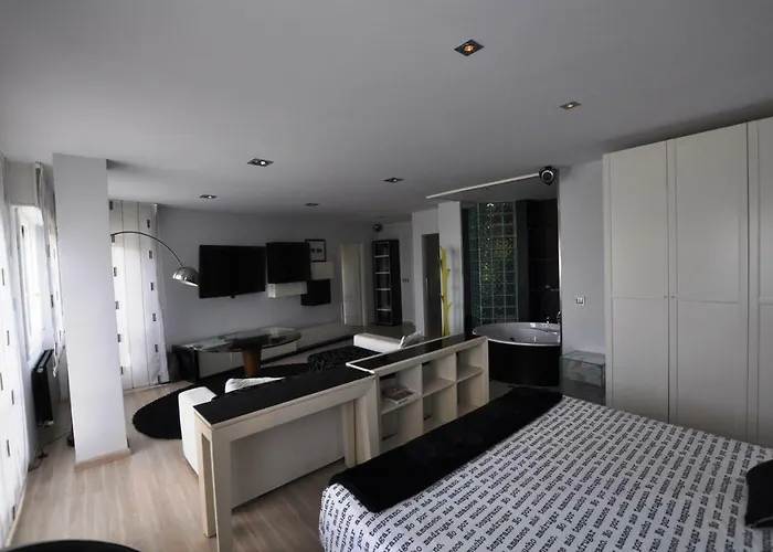 Black And White Suitte 