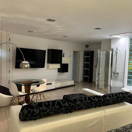 Black And White Suitte 