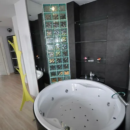 Black And White Suitte 