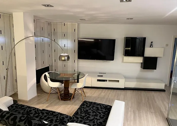 Black And White Suitte 